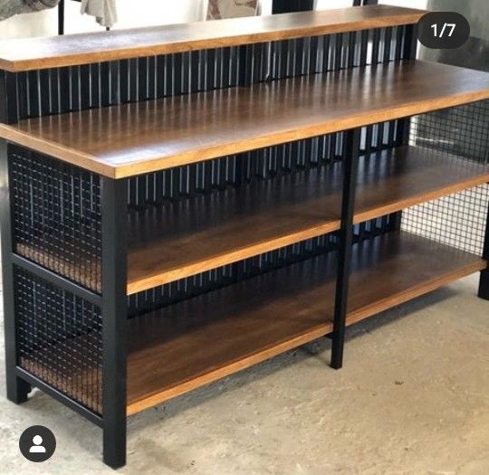 Estantería industrial de madera y hierro